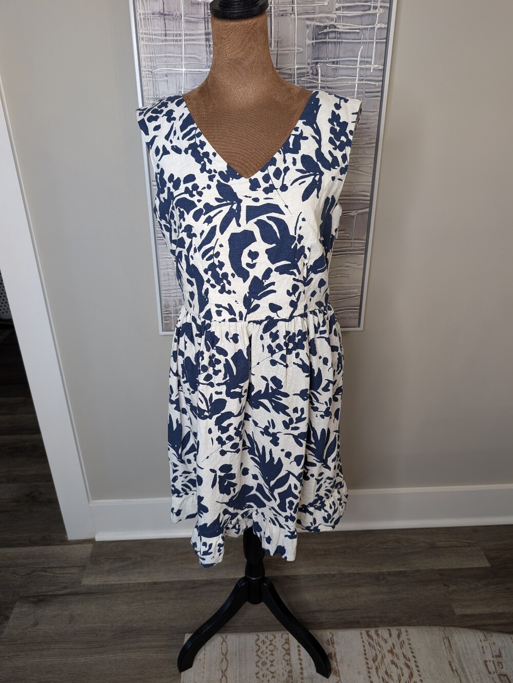 Magaschoni White with Navy Floral Print dress Size 4